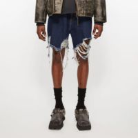 Short en denim vieilli-Coupe super baggy, taille moyenne, jambe large et longueur genou avec détail de patch en cuir