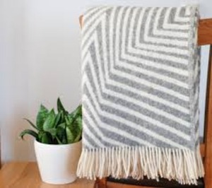 Mantas de lana con patrón de Chevron hechas de lana pura 100% Tamaño 50x60 "60x84" Mantas calientes de diferentes tamaños por Harshit International - Product Image 1