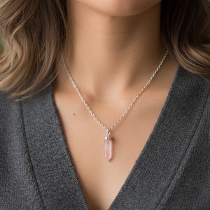 Collar de Moda con Colgante de Cuarzo Rosa en Forma de Bala sobre Cadena de Plata de Ley Chapada en Rodio para Compromiso, Boda y Fiesta - Product Image 5