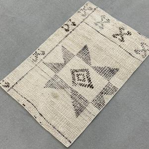 Tapis turc vintage 2,1 x 3,2 pieds, petit tapis, tapis en laine blanc gris à pois - Product Image 2
