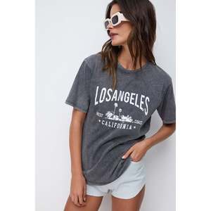 เสื้อยืดโอเวอร์ไซส์ทรงหลวมพิมพ์ลายล้างสี - Product Image 2