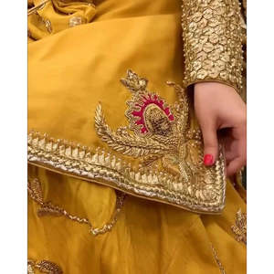 Ensemble Sharara de Mariée Pakistanaise Jaune Moutarde de Luxe, Broderie Main Lourde et Travail Gota, pour Femme, Mariage, Mehndi, Mayoun, Gharara - Product Image 4