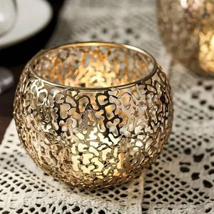 Portavelas de metal duradero con acabado dorado, perfecto para la decoración del hogar y del hotel - Product Image 1