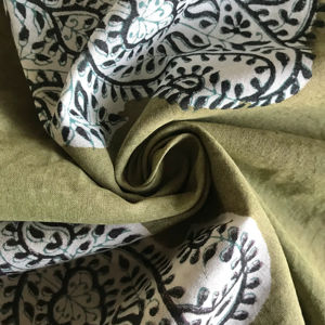 Tissu en coton imprimé à la main, base vert olive avec motif paisley blanc et noir (Kairi) - Product Image 1