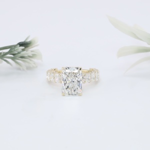 Bague de fiançailles de luxe en or jaune, taille radiant, sertie de pierres de laboratoire, avec halo dissimulé et bande éternité radiant, bague solitaire de déclaration, haute joaillerie - Product Image 1