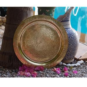 Bandeja de servicio de latón artesanal con diseño de mandala en relieve y bordes reforzados para mayor durabilidad disponible al mejor precio - Product Image 1