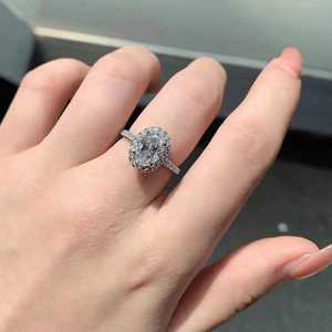Bague de fiançailles en moissanite taille ovale de 2 carats, design halo glacé, sertie à griffes, bande de mariage tendance, argent 925, cadeau d'anniversaire - Product Image 6