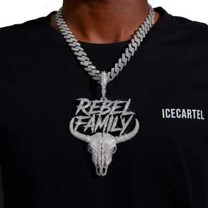 Pendentif et breloque personnalisés REBEL FAMILY en or 14 carats et moissanite, avec logo et design uniques - Product Image 3