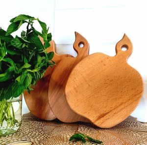 Planches à découper en bois personnalisées en forme de pomme avec logo personnalisé pour la préparation des aliments en cuisine - Product Image 1