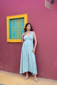 Ensemble deux pièces blanc cobalt à imprimé floral, haut dos nu et pantalon midi à jambes larges, taille naturelle, style audacieux pour les vacances d'été, tenue bohème - Product Image 4