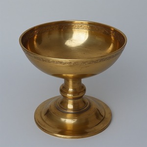 Élégant verre à vin d'église en laiton avec finition patinée martelée Artisan fabriqué pour un usage cérémoniel religieux et décoratif - Product Image 2