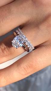 Anillo de compromiso de diamante de corte radiante cultivado en laboratorio, Plata de Ley 925 con certificado IGI, regalo de diseño de Halo Pave de lujo para mujer - Product Image 2