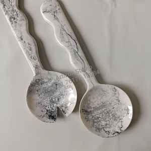 Outils de cuisine faits à la main cuillère de serveur de tourbillon en résine orange noir et blanc en bois et métal conception de vague pour servir des salades - Product Image 2