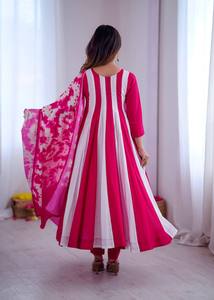 Hermoso Salwar Kameez Rosa con Flores para la Noche, Cuentas Hechas a Mano, Cristales, Bordado con Hilo, Hijab Elegante con Cuentas para Mujer, Fiesta - Product Image 2