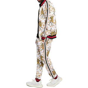 Elegante Conjunto Deportivo de Dos Piezas para Hombre, Chaqueta con Capucha y Cremallera con Cordón Ajustable y Pantalones Deportivos para Deportes, Tigre en Cuclillas Blanco - Product Image 3