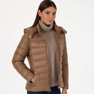 Chaqueta Larga Acolchada Personalizada para Mujer, Impermeable, de Invierno, con Cuello Alto, Cálida, Brillante, de Diseñador, con Logotipo y Estilo Casual Urbano - Product Image 1