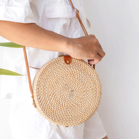 Tas Bahu Bulat Rotan Anyaman Tangan dengan Tali Kulit yang Dapat Disesuaikan dan Penutup Kancing untuk Gaya Pantai Musim Panas & Vintage