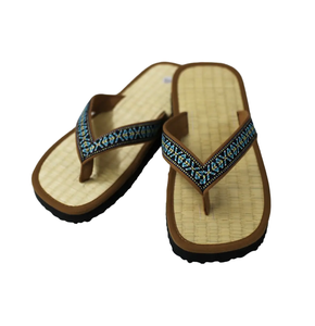 Tongs en jonc de mer naturel de marque vietnamienne avec semelle intérieure en caoutchouc odeur de cannelle de conception classique pour une utilisation à la plage en été - Product Image 1