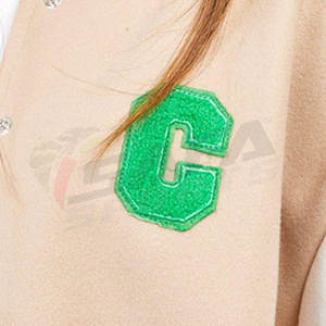 Veste universitaire en laine pour femmes Lettres brodées en gros Manches en cuir Vestes universitaires courtes en laine pour femmes - Product Image 6