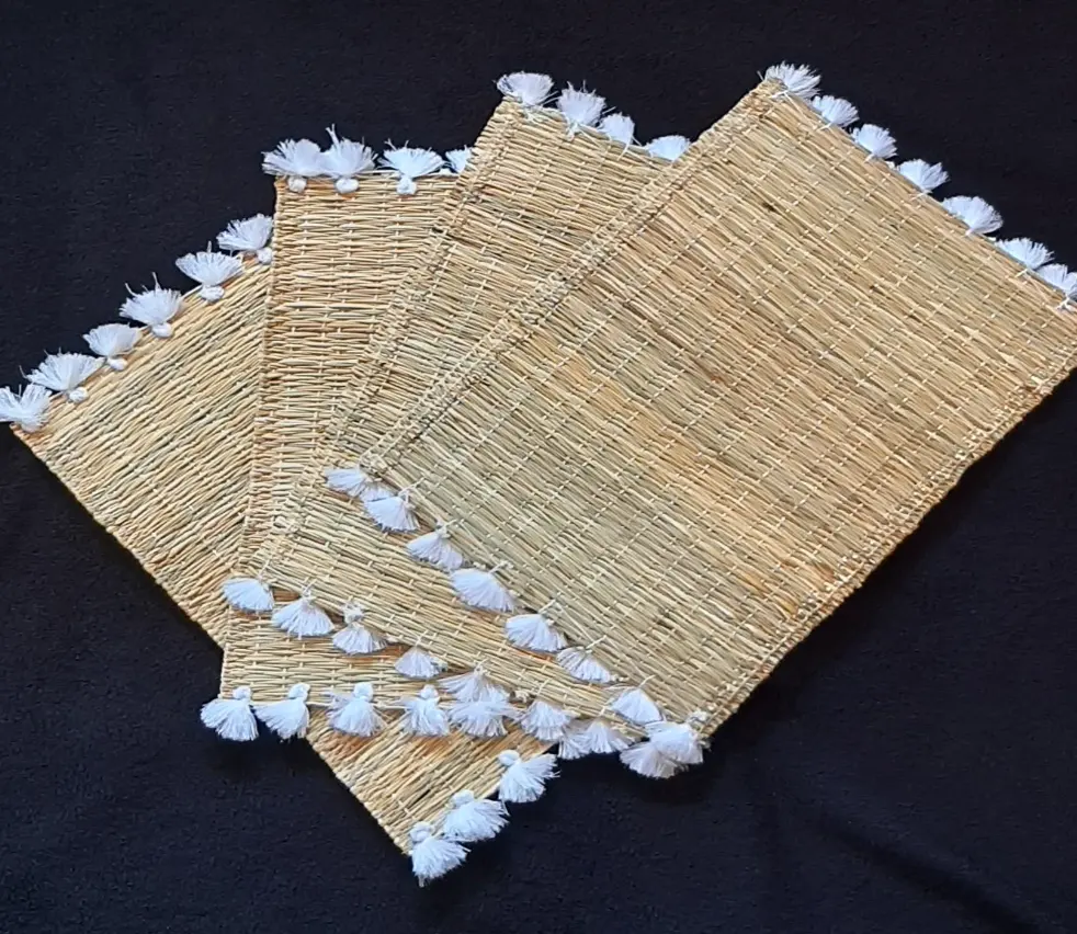 Tovagliette in rafia fatte a mano marocchine con piccoli pompon bianchi Set di quattro tovagliette naturali