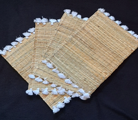 Ensemble de bohème vintage marocain quatre napperons en raphia faits à la main petits pompons blancs glands pour le printemps hiver automne été