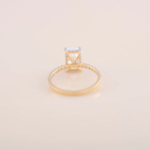 Anillo de compromiso de oro amarillo, blanco y rosa de 9K con diamante cultivado en laboratorio de corte radiante de 1.10 ct y pavé redondo de 0.304 ct - Product Image 6