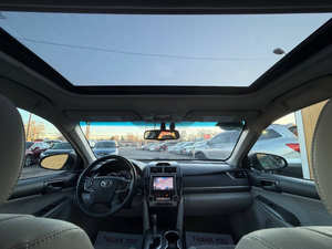 Voiture d'occasion abordable Toyota Camry Hybride XL-E 2013 conduite à gauche - Product Image 4