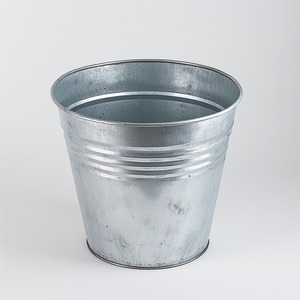 Maceta galvanizada de lujo con acabado rústico clásico, perfecta para el jardín al aire libre inspirado en el patrimonio y la decoración del hogar de temporada - Product Image 6