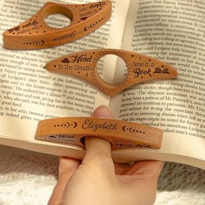 Porte-livres en bois minimaliste pour décoration de table de mariage, porte-serviettes avec gravure personnalisée, léger et pratique à utiliser - Product Image 2