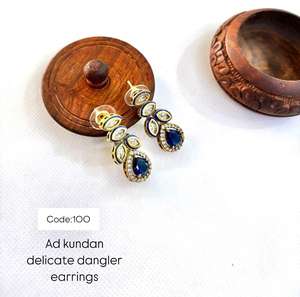 Auténticos pendientes de perlas indias Kundan Jhumka con trabajo elegante Meenakari tachonado con perlas para fiestas de bodas - Product Image 1