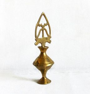 Surmedani en laiton massif avec des motifs ornés, adapté à la présentation et à un usage pratique dans les cérémonies culturelles - Product Image 5