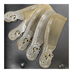 Peine de Cuerno de Búfalo Hecho a Mano para un Cabello sin Enredos, Ideal para Uso Diario y Estilistas Profesionales - Product Image 3