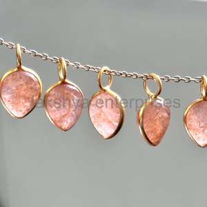 Charmes de pendentif feuille sculptée en quartz fraise rose naturel de haute qualité avec une finition lisse et une conception de sculpture à la main délicate - Product Image 3