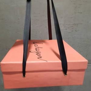 Boîte cadeau luxueuse faite à la main Une sélection soignée de créations artisanales pour chaque occasion spéciale - Product Image 5