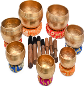 Dos cuencos Cantores de latón pulido y martillado con cojín rojo y Mazo. Un gran set para principiantes. Precios al por mayor disponibles. - Product Image 4