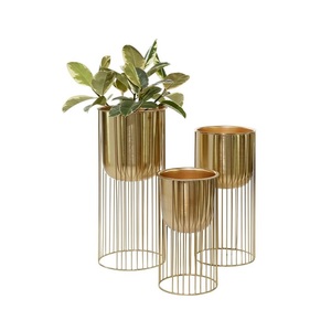 Juego de 3 macetas de interior y exterior de metal pulido dorado con soporte para decoración de maceta y Jardín de hogar y hotel - Product Image 1