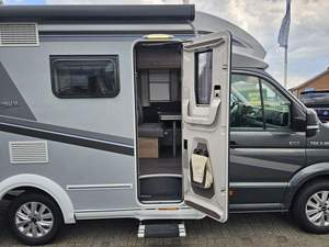 รถมินิแวนมือสอง ปี 2022 พวงมาลัยซ้าย เครื่องยนต์เบนซินธรรมดา เบาะหนัง ภายในสีเข้ม ระบบควบคุมความเร็วอัตโนมัติ หลังคาซันรูฟแบบพาโนรามา - Product Image 4