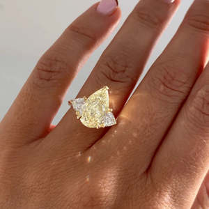 Anillo de Compromiso Zenvorae con Tres Diamantes Cultivados en Laboratorio, Color Amarillo Pera, Certificado IGI, 5.47 CT, Corte Excelente - Product Image 4