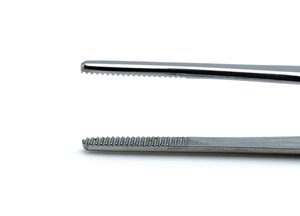 แหนบแต่งฟันแบบใช้ครั้งเดียว ขนาด 5.5 นิ้ว ทำจากสแตนเลสแบบมีฟันเลื่อย สำหรับเครื่องมือผ่าตัด - Product Image 3