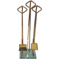 Outils de cheminée vintage en laiton avec poignées décoratives et lignes classiques, parfaits pour les ménages amateurs d'antiquités