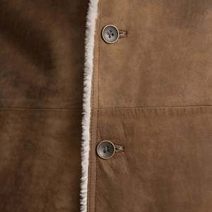 เสื้อโค้ทหนังแกะสีน้ำตาลแบบดิสเทรสสำหรับผู้ชายยี่ห้อ Kolby - Product Image 4