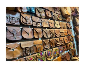 Bolso bandolera pequeño de cuero genuino unisex hecho a mano con forro de lona y cierre de cremallera bolso de hombro personalizado - Product Image 6