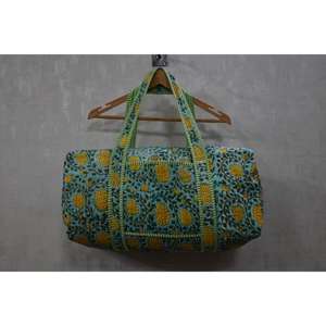Bolsa de Viaje de Lona Acolchada Estilo Boho, Estampado Floral Indio Hecho a Mano, Bolsa de Hombro Ligera de Lujo para Mujer - Product Image 1