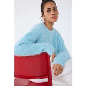 Suéter Cárdigan Corto de Pelo Sintético para Mujer, Transpirable, Sin Tejer, con Logotipo Frontal y Decoración de Botones para Otoño/Invierno - Product Image 3