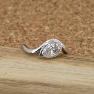 Bague en diamant scintillante unique cultivée en laboratoire plaqué or 10 carats coupe poire VVS2 IGI certifié bijoux exquis cadeau de mariage pour les femmes - Product Image 6