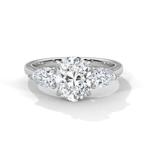 Bague à trois pierres en moissanite taille ovale 2,0 ct avec pierres latérales en forme de poire en argent sterling 925 - Product Image 3