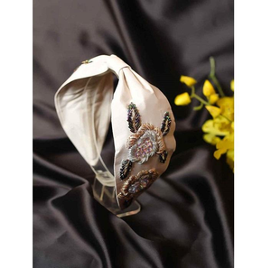 แถบคาดศีรษะตกแต่งด้วยมุกและลูกปัดที่ทันสมัยสำหรับเด็กหญิงและผู้หญิงที่มีองค์ประกอบหลากสีและคุณภาพระดับพรีเมียมที่สวยงาม - Product Image 4