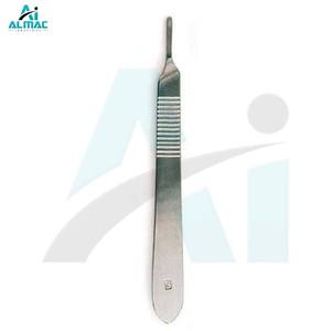 Manche de scalpel chirurgical manuel en acier ALMAC, certifié CE, conçu pour un contrôle précis de la coupe, résistance durable, usage médical courant - Product Image 1