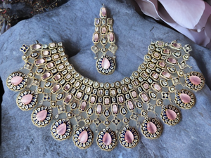 Conjunto de collar y aretes Kundan Blush Pearl Royale con maang tikka, hecho con piedras en forma de pera de color rosa pálido de primera calidad. - Product Image 3