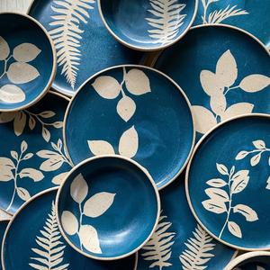 Assiette à dîner en céramique bleu foncé mat, forme ronde classique, surface de qualité durable pour une présentation de table raffinée - Product Image 6